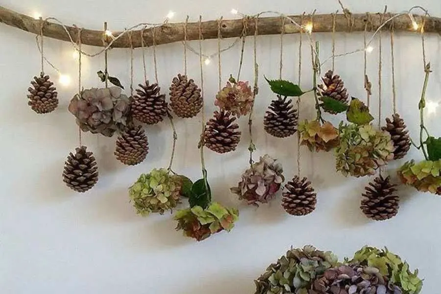 Bạn có thể sáng tạo trang trí thanh củi treo thông với nhiều phụ kiện hơn.