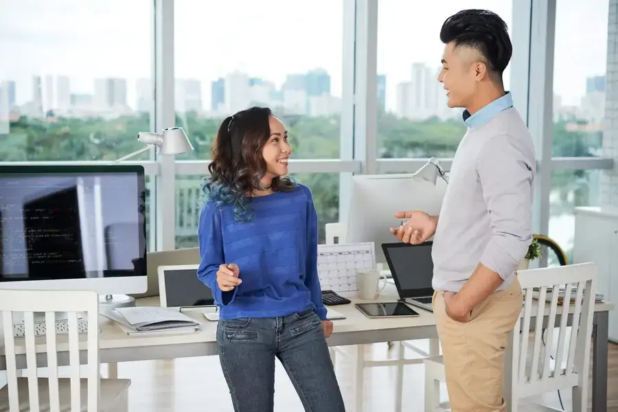 Không nên nói chuyện quá lâu vì sẽ ảnh hưởng đến công việc