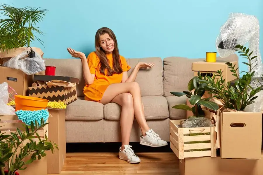 Làm dụng nhiều vật dụng để trang trí làm không gian chật chội