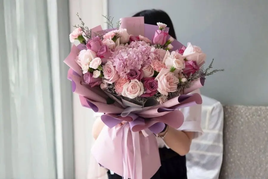 Mẫu bó hoa hồng phối hoa cẩm chướng và cẩm tú cầu tượng trưng cho tình yêu ngọt ngào và sự trân trọng