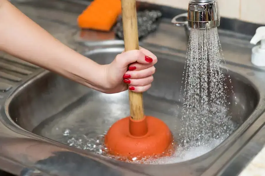Dùng pittong để thông bồn rnăng.