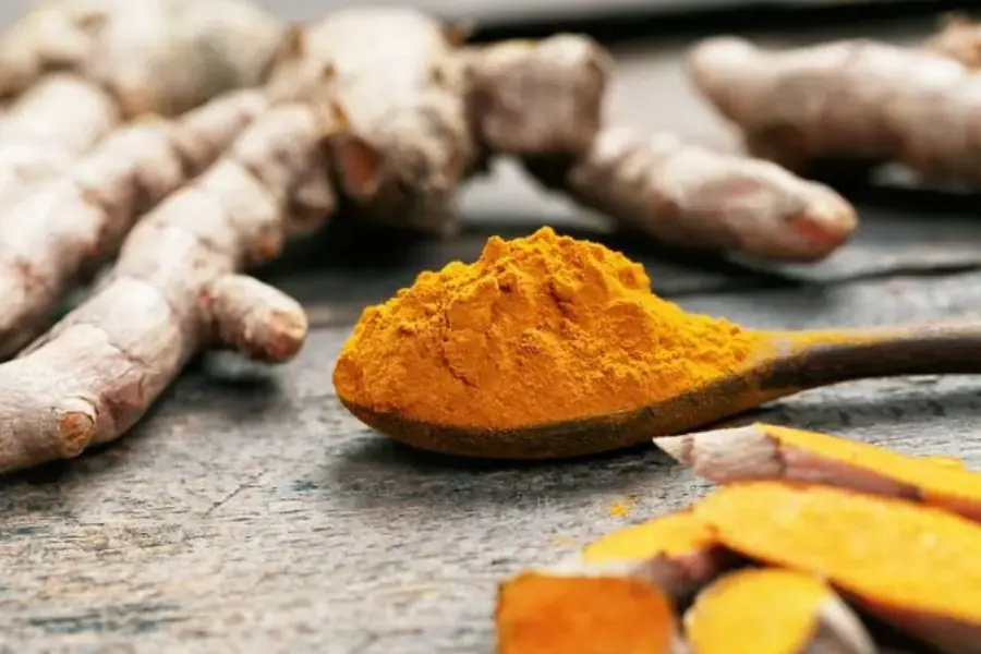Nghệ còn được dùng để nhuộm quần áo ra màu vàng rực rỡ