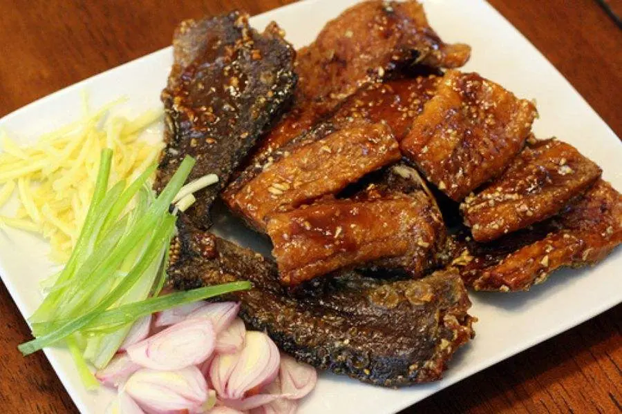 Món khô cá lóc một nắng cháy tỏi mềm, thơm nức mũi.