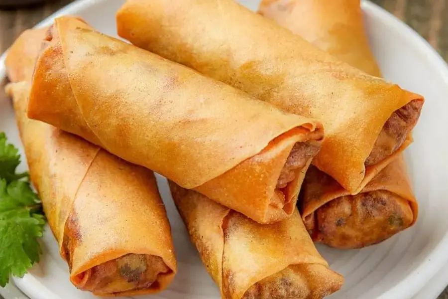 Chả giò với vẻ ngoài vàng giòn, giúp mâm cơm ngày Tết trở nên mới mẻ, đa dạng hơn. 