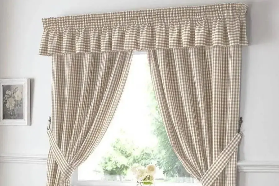 Gắn rèm cửa vào thanh treo để hoàn thiện các giai đoạn lắp ráp.