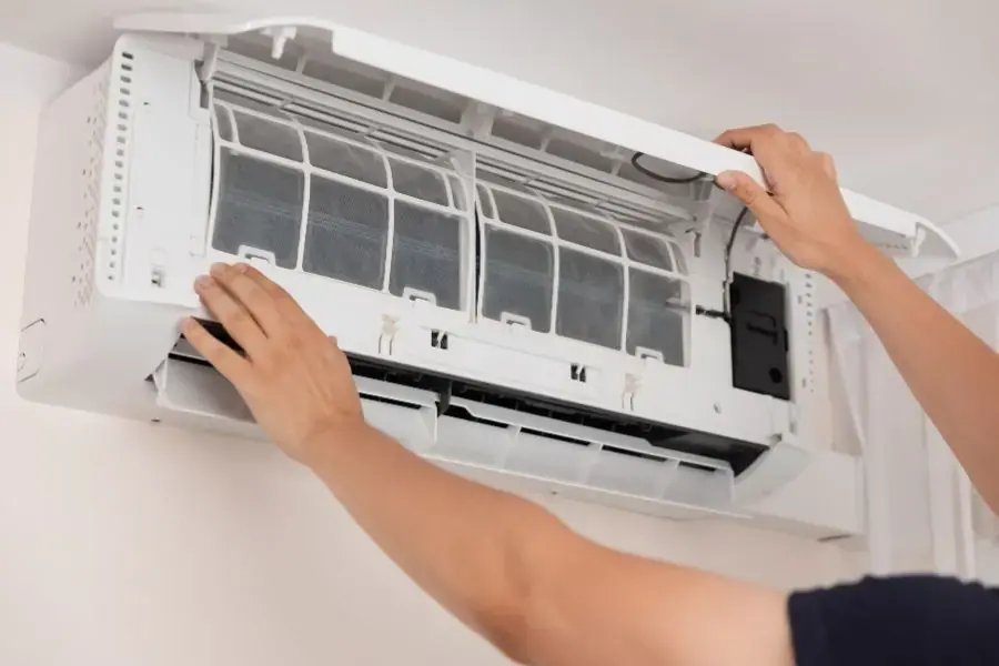 Thực hiện kiểm tra các bộ phận bên trong điều hoà trước khi bảo dưỡng.