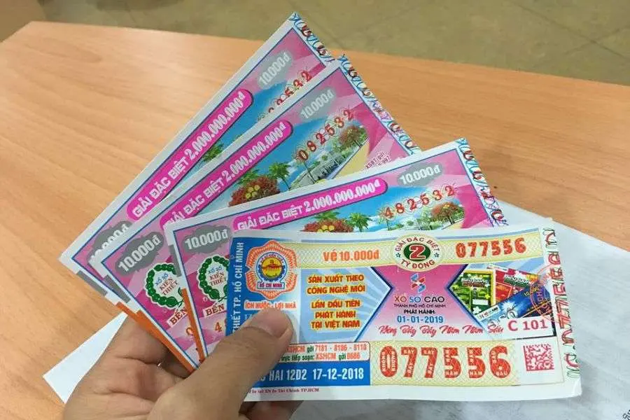 Nhiều người chọn mua vé số có đuôi số đẹp để cầu may mắn năm mới.