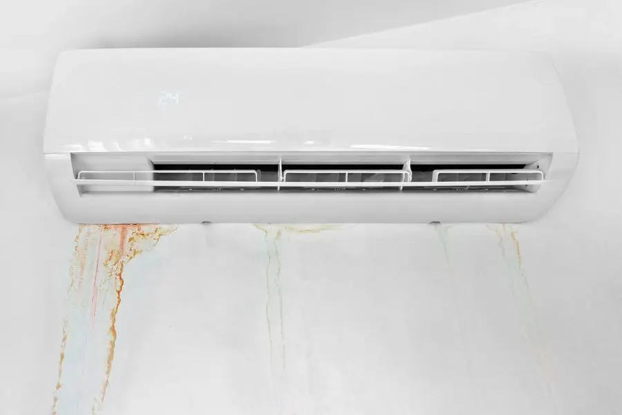 Máy lạnh bị rỉ nước sẽ ảnh hưởng đến hiệu suất làm lạnh.