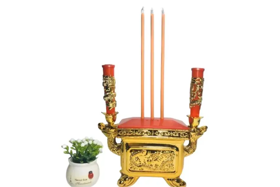 Không nên di chuyển bát hương khi lau dọn bàn thờ