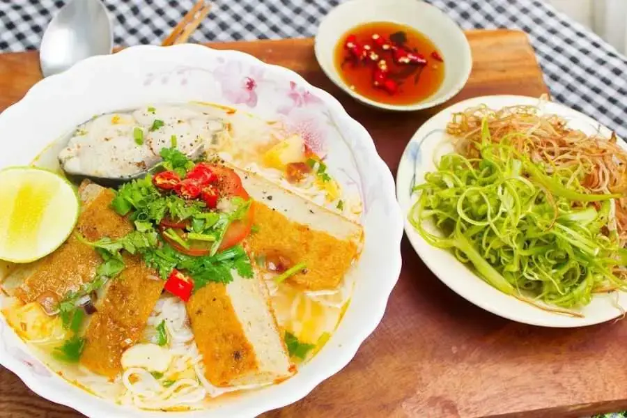 Bún chả cá thu có nước dùng trong, ngọt thanh và mùi thơm đặc trưng của cá