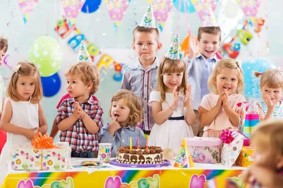 Lựa chọn loại bánh kem với hương vị theo sở thích của trẻ