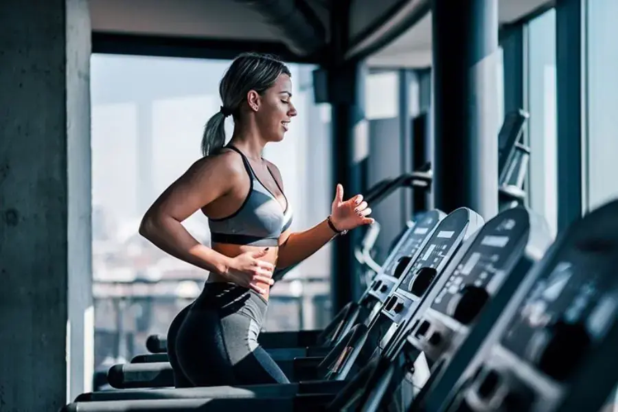 Thực hiện đi bộ đúng tư thể nhằm hạn chế chấn thương không mong muốn.