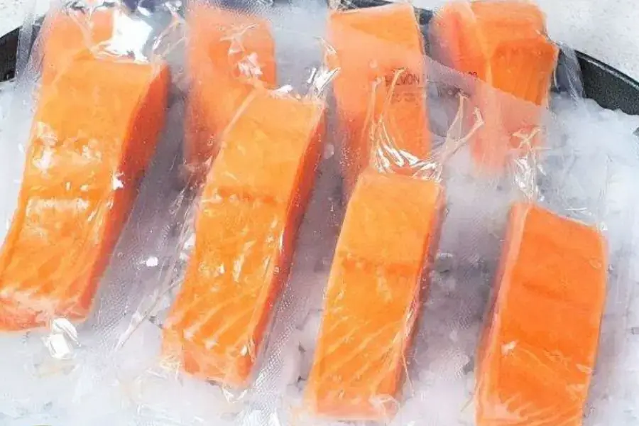 Cá hồi đông lạnh được người tiêu dùng rất ưa chuộng vì tính tiện lợi