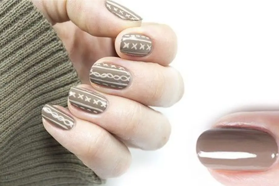 Bộ nail Giáng Sinh họa tiết áo len màu nâu.