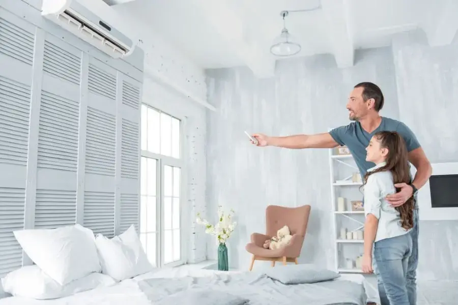 Lắp máy lạnh trên cao tránh những va chạm làm hỏng máy là lý do cho tại sao phải lắp máy lạnh trên cao (Nguồn: thegioididong)