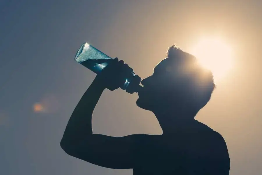 Uống đủ nước mỗi ngày
