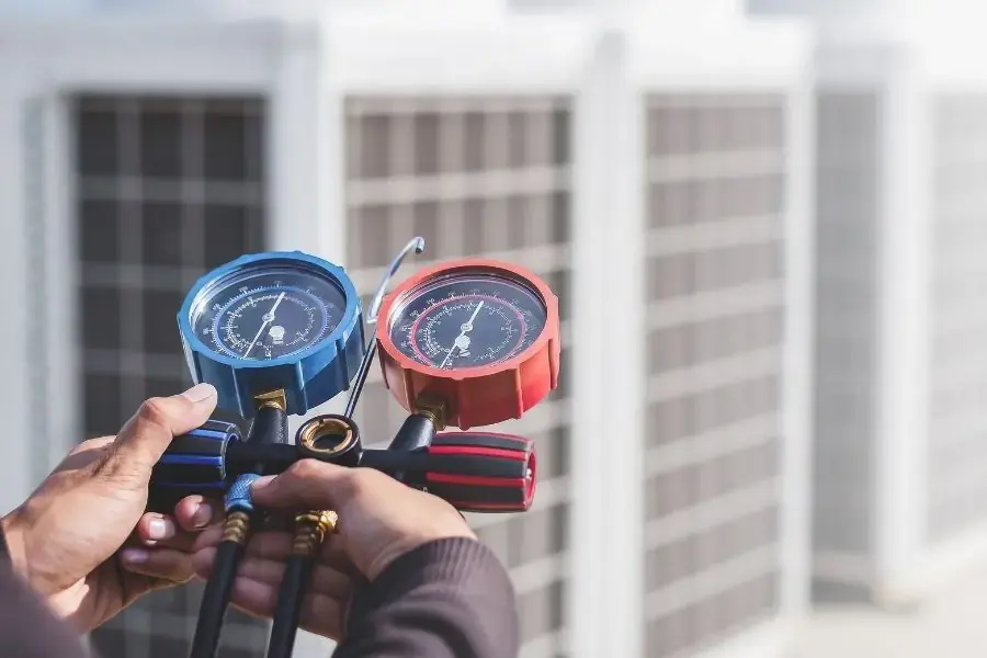 Kiểm tra lượng gas điều hoà để bơm gas kịp thời.
