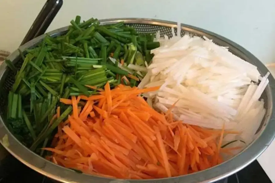Thái chỉ cà rốt, củ cải trắng, hành.