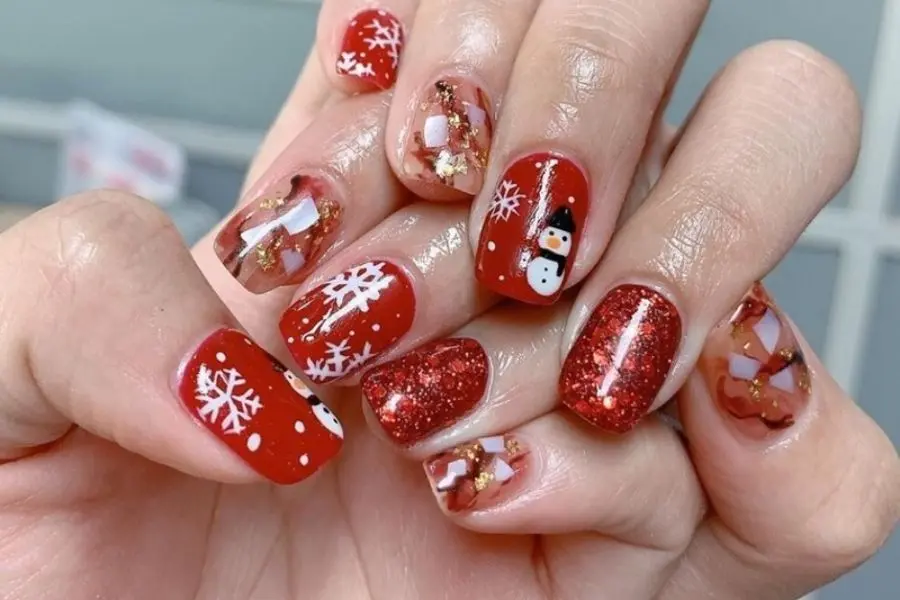 Đính đá và kim tuyến vào bộ nail Noel.