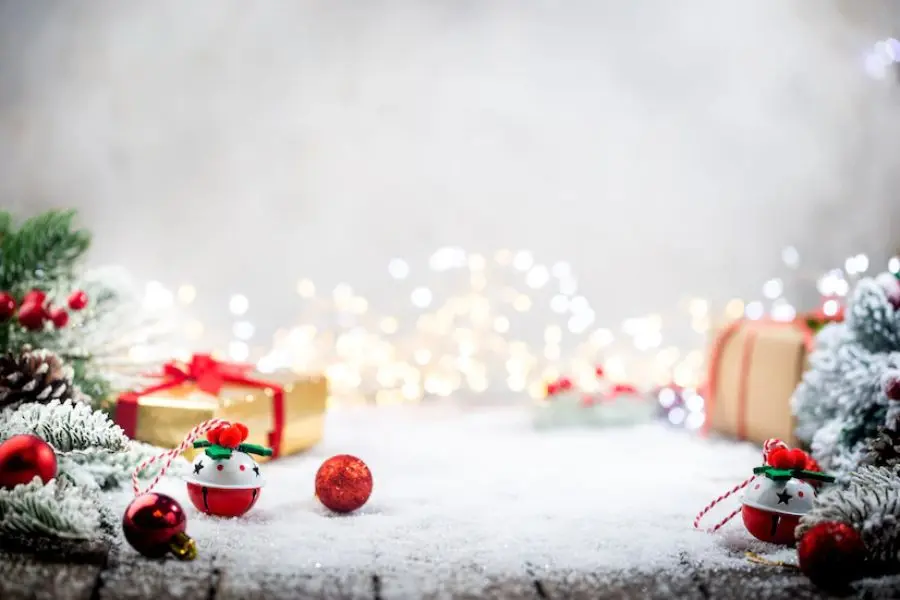 Trang trí noel cho quán cafe với tuyết giả