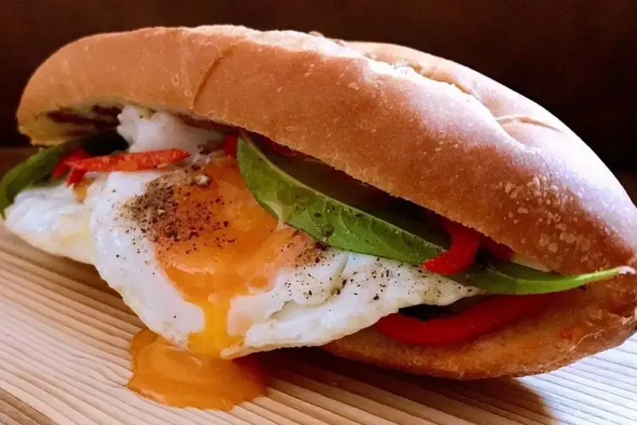 Món bánh mì trứng ốp la đầy đủ protein và canxi cho sự phát triển của bé