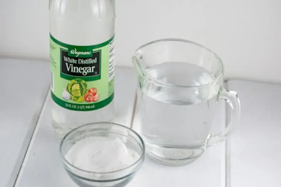 Cho giấm trắng vào nước để ngâm quần áo sẽ giúp khử mùi mắm tôm (Nguồn: meovat.org)