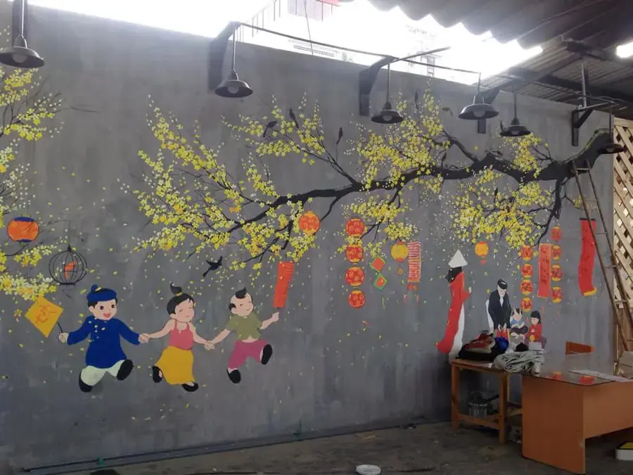 Vẽ tranh tường ngày Tết.