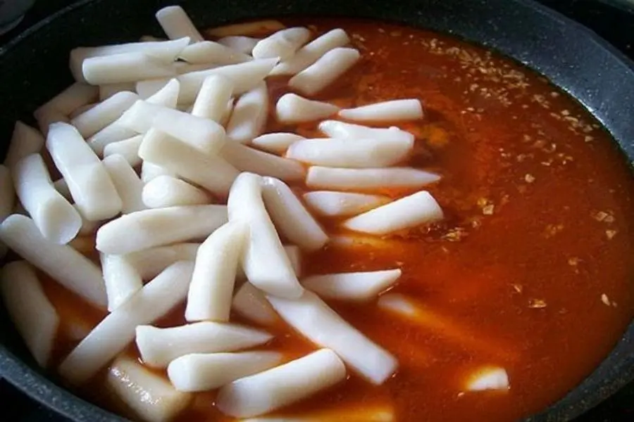 Bánh gạo cho vào nước sốt cà chua