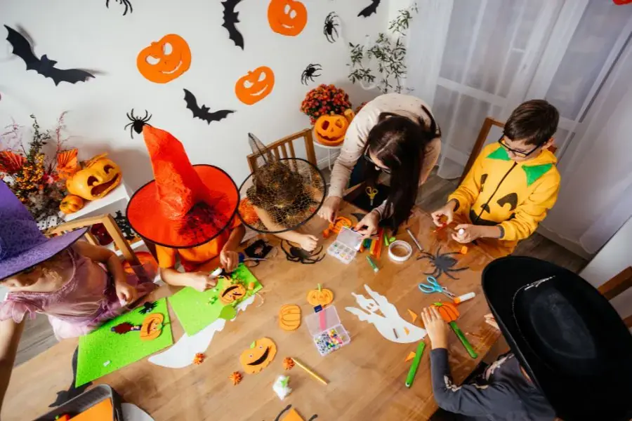 Trang trí chào đón Halloween ở lớp học, quán cafe, văn phòng…