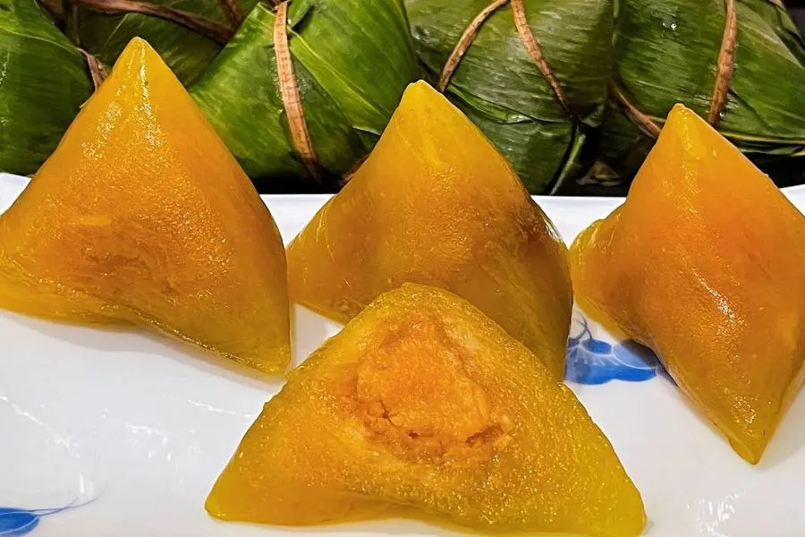 Bánh tro mềm mịn, dẻo dai từ bột nếp.