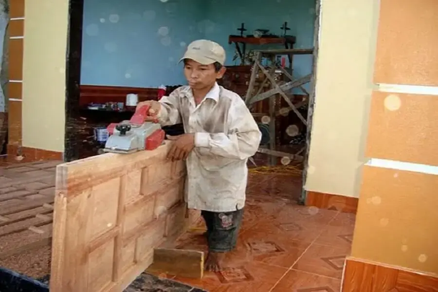 Sửa cửa gỗ bị xệ bằng cách cắt hoặc bào đi góc dưới cùng của cửa (Nguồn: vtv.vn)