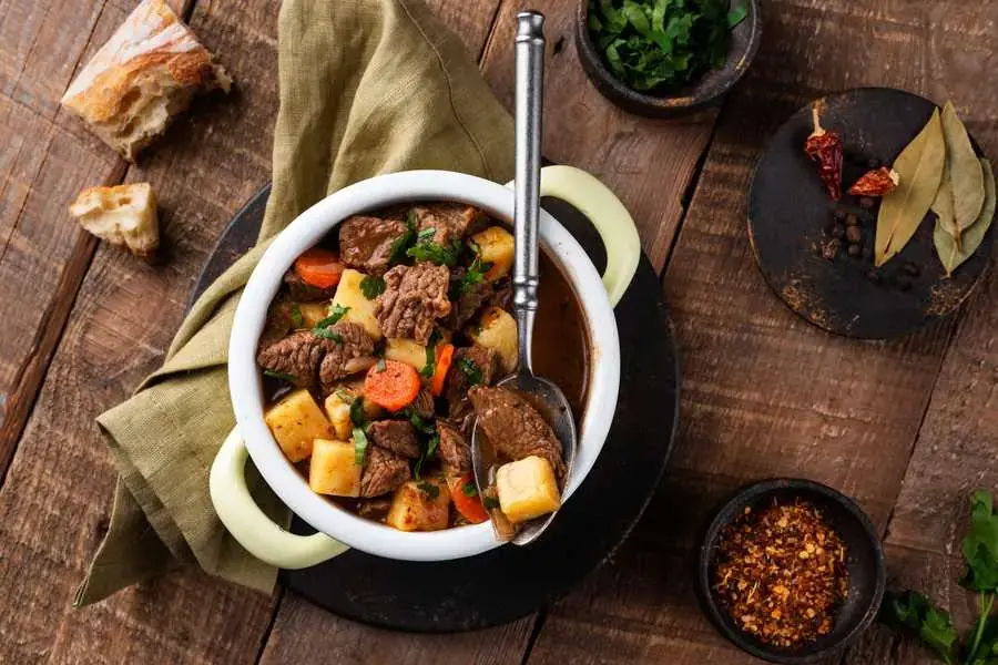 Thăn bò hầm là món ăn phổ biến trong ẩm thực Việt Nam