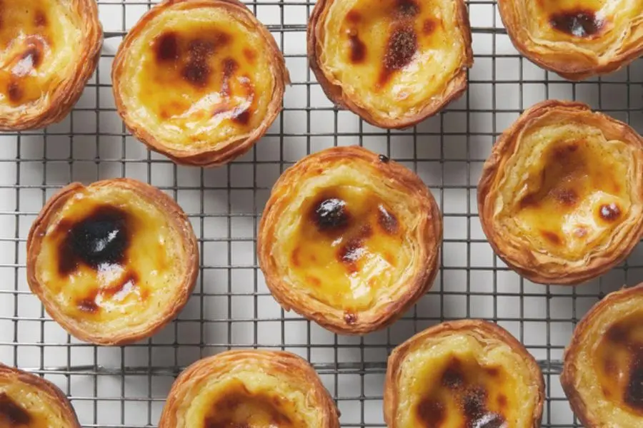 Bánh tart trứng trên vỉ nướng vàng rụm