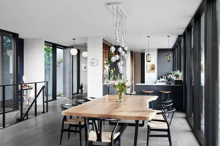 Phòng ăn với nội thất được làm từ gỗ