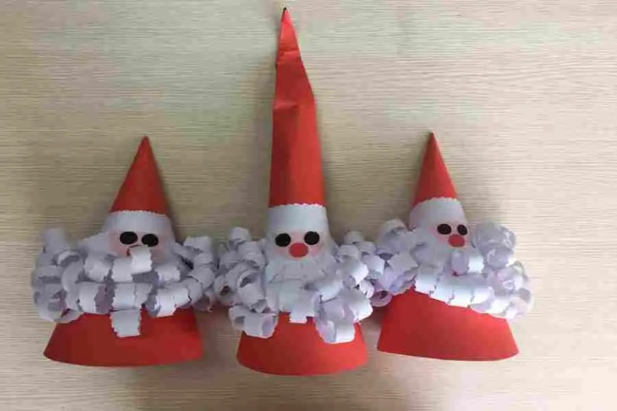 Hoàn tất phần trang trí cho mũ Noel.