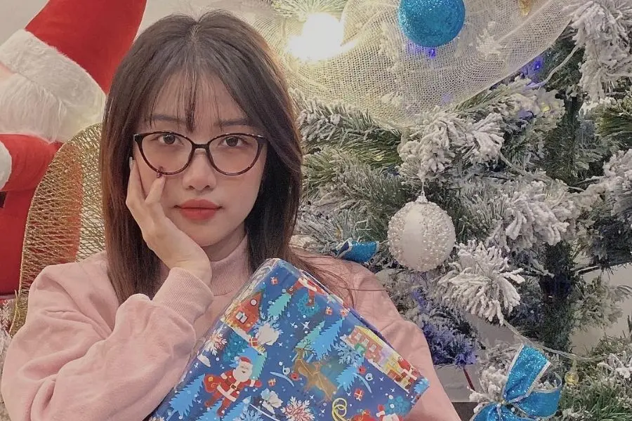 Hộp quà là phụ kiện giúp bức ảnh Noel thêm sinh động.