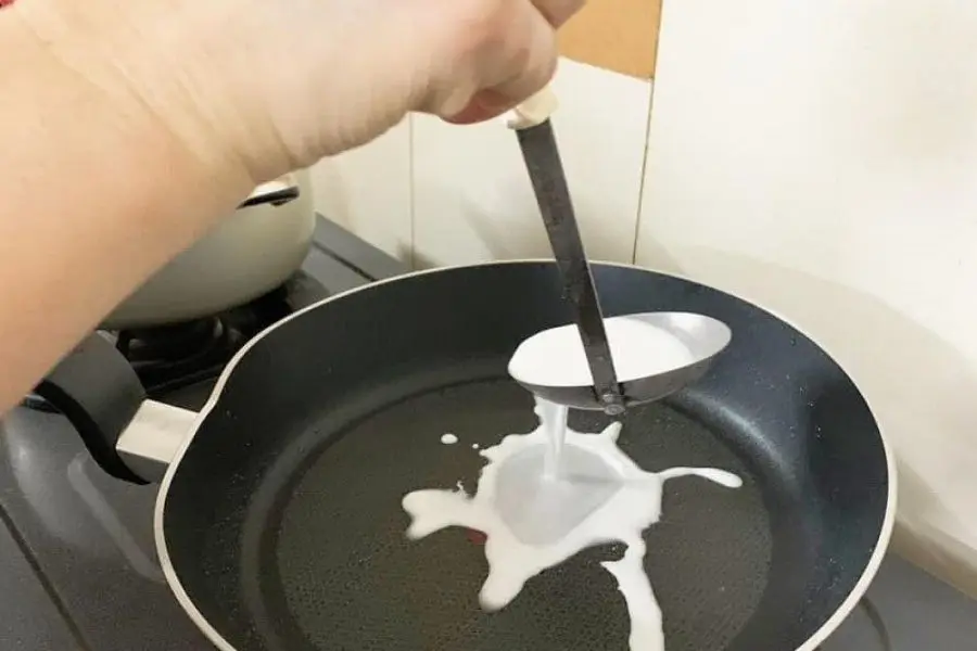 Múc bột cho vào chảo