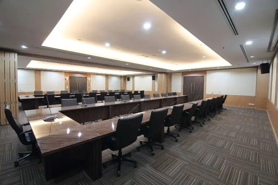 Kích thước bàn họp 30 người thường là 580x220x75cm (Dài x Rộng x Cao)