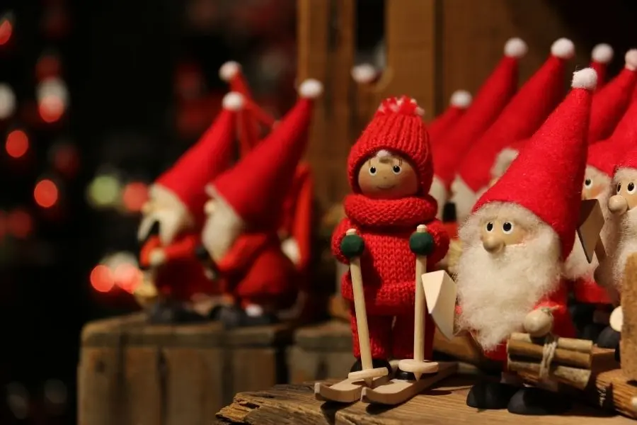 Hình ảnh ông già Noel cùng bộ râu trắng.