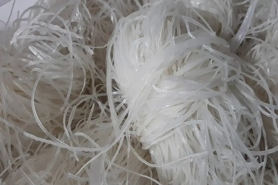 Hủ tiếu tươi được chia thành từng khoanh nhỏ, cho vào túi kín và để ở ngăn đông
