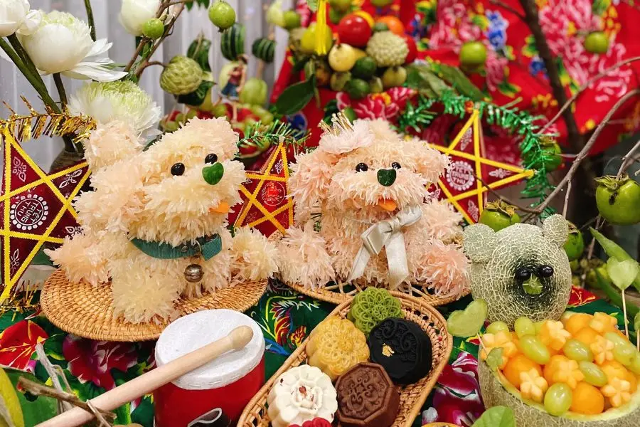 Kiểu mâm cỗ được bày trí đơn giản với các con vật được cắt tỉa từ trái cây và bánh trung thu truyền thống.