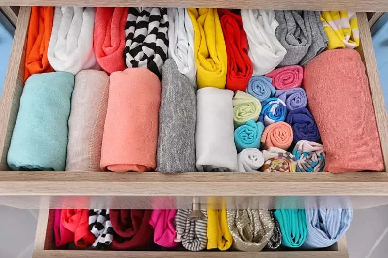Quần áo là nhóm đồ vật cần được dọn dẹp để tủ quần áo gọn gàng hơn (Nguồn: Điện Máy Xanh)