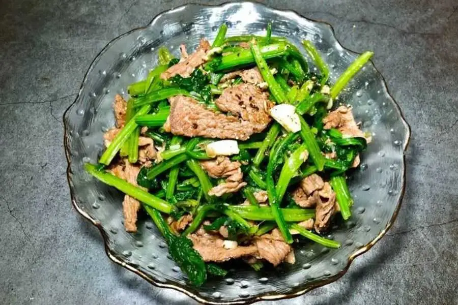 Thịt bò mềm mọng đậm đà, cải bó xôi ngon ngọt.
