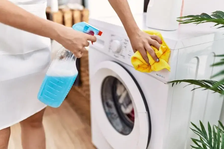 Vệ sinh thân máy giặt đúng cách đảm bảo máy có tuổi thọ cao.