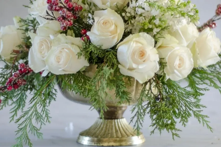 Hoa trắng có thể trở thành ý tưởng decor Giáng Sinh cho phòng khách.