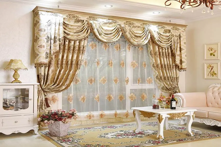 Chọn rèm cửa có họa tiết tinh xảo cho phòng khách bán cổ điển