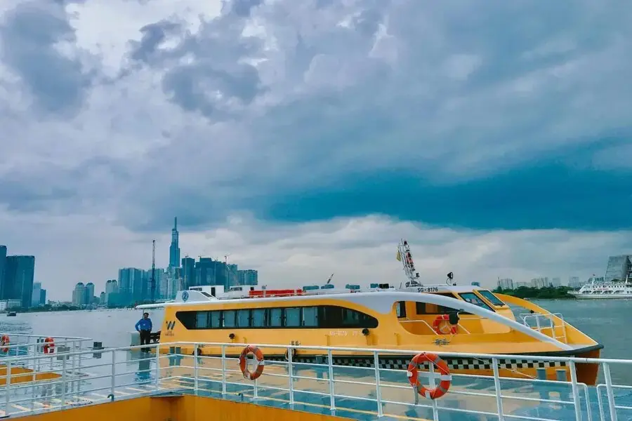 Waterbus trên sông đang dừng ở bến chờ đón khách.