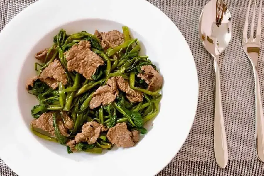 Cơm nát thịt bò xào rau muống cung cấp nhiều chất đạm