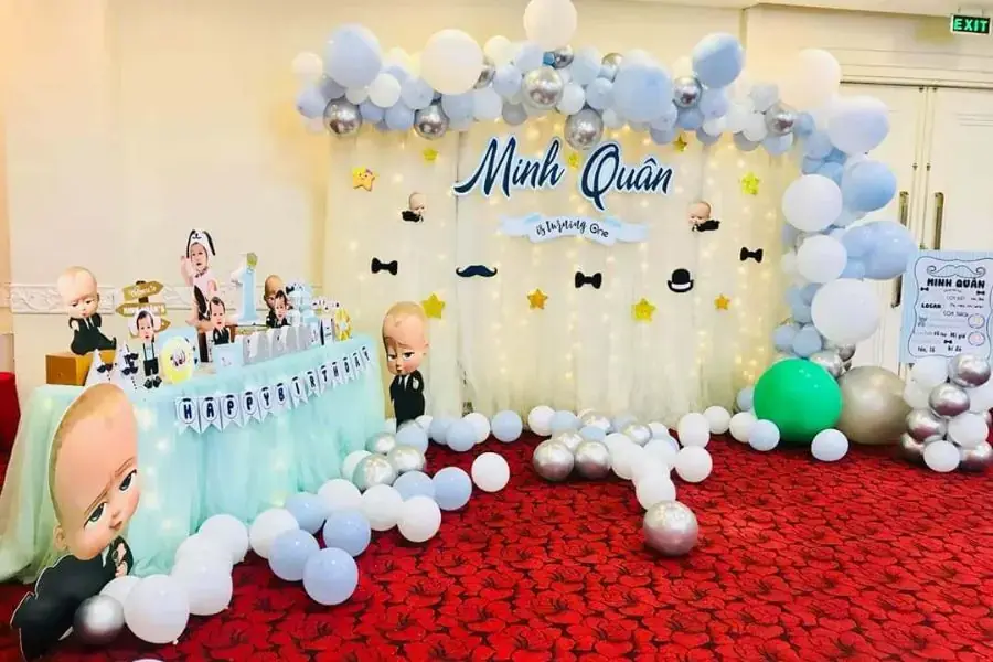 Sử dụng tranh, ảnh của bé decor tiệc sinh nhật thêm sinh động, ý nghĩa