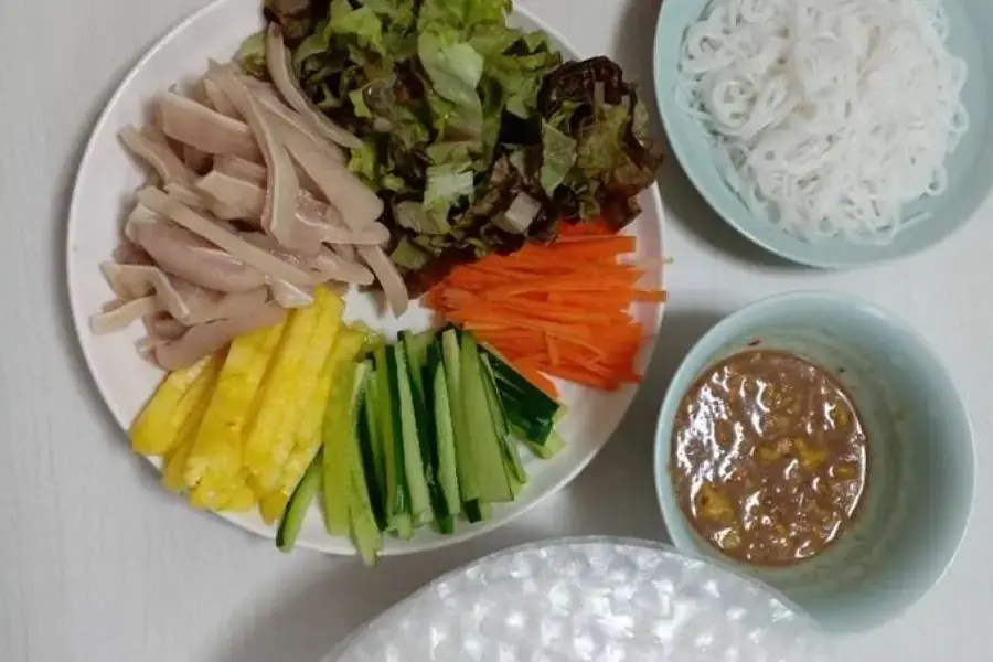 Tai heo cuốn bánh tráng giòn tan, cực bắt miệng